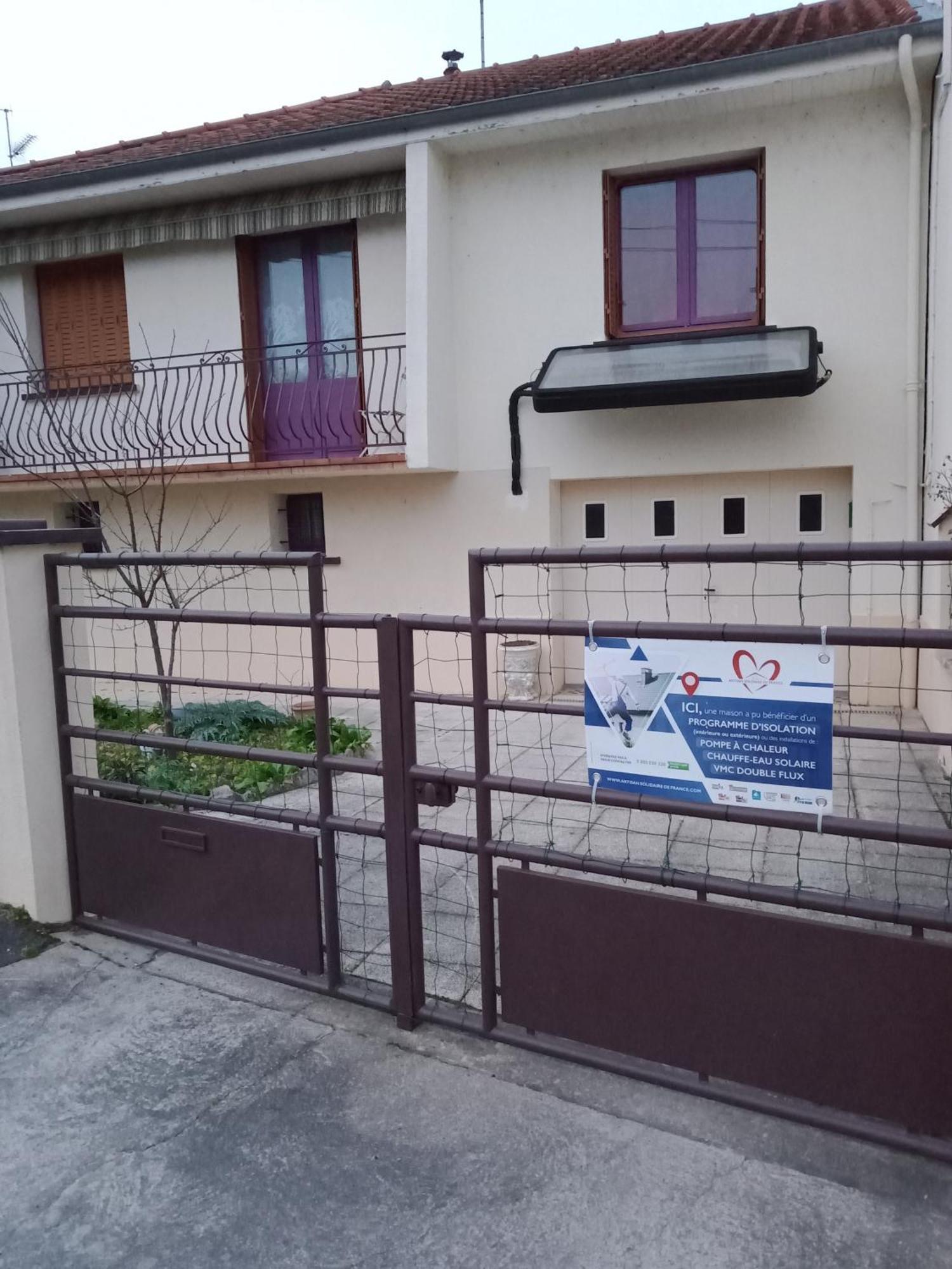Maison Entiere Avec Parking, Garage Et Jardin Montlucon Bilik gambar